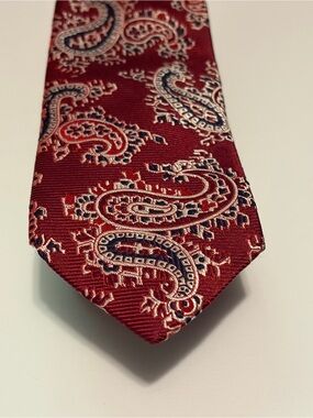 Roundtree & Yorke Slim Burgundy Paisley Silk Tie
